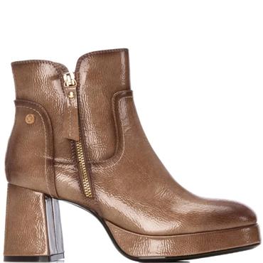 XTI WOMENS ZIP ANKLE BOOT - BEIGE PATENT
