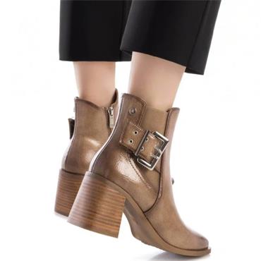 XTI WOMENS BUCKLE STRAP ZIP ANKLE BOOT - BEIGE