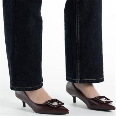 XTI WOMENS LOW HEEL COURT SHOE - BURGUNDY
