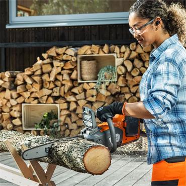 Husqvarna 230i Chainsaw Kit Includes Battery & Charger