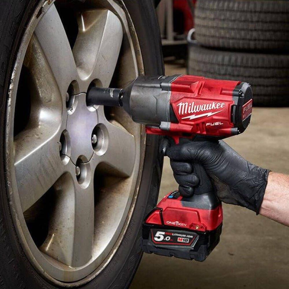 Milwaukee 18V Grease Gun & High Torque 1/2 Impact Wrench Kit M18FPP2AI502B 4933472104