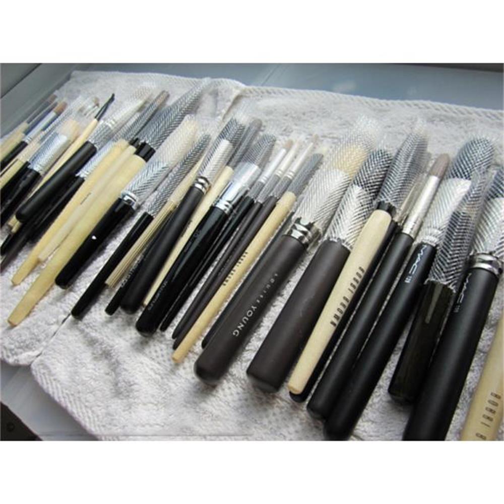 The Brush Guard Brush Cover Protection Cover for Makeup Brushes