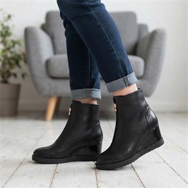 KATE APPLEBY KIMLOCHEWE BOOT - Black